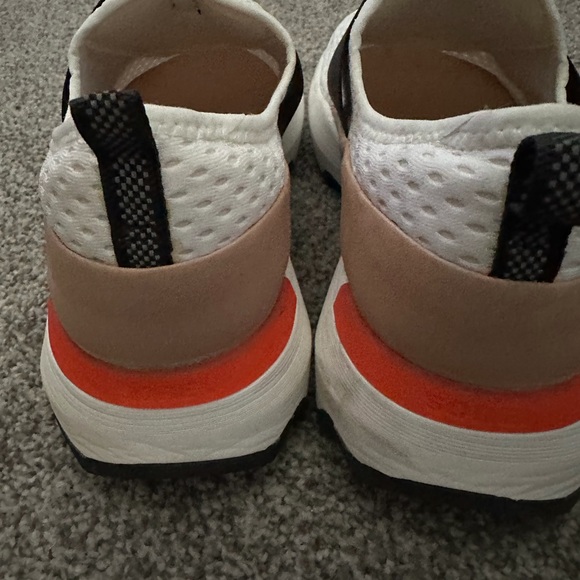 Womens size 8 athletic shoe - Picture 2 of 4